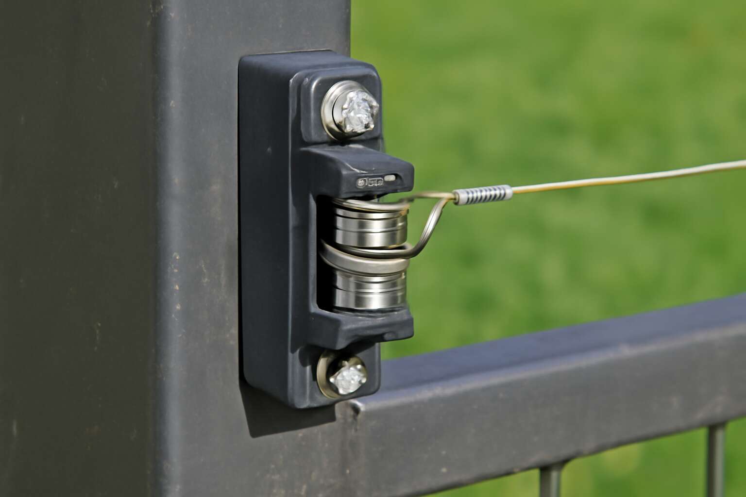 sliding gate contact for electric fence